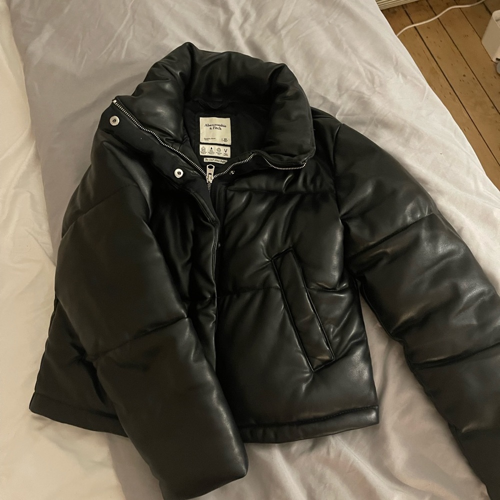 Abercrombie & Fitch Vegan Leather Mini Puffer - black XS